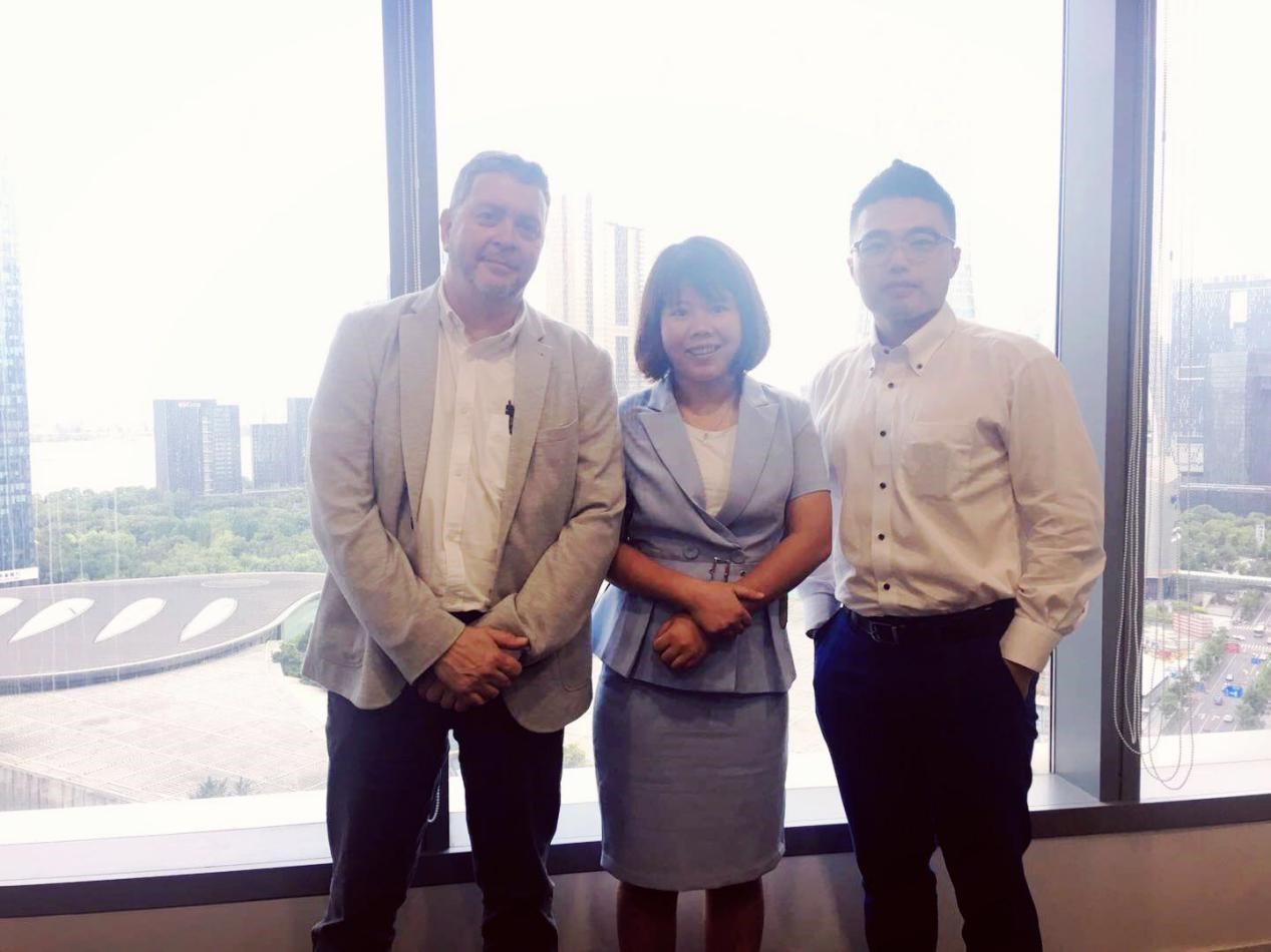 英國企業(yè)主與卓信移民專(zhuān)家合影